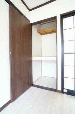 【洋室(1)収納】バルコニー側の洋室の収納は奥行きのある押入タイプでたっぷり収納が可能です。