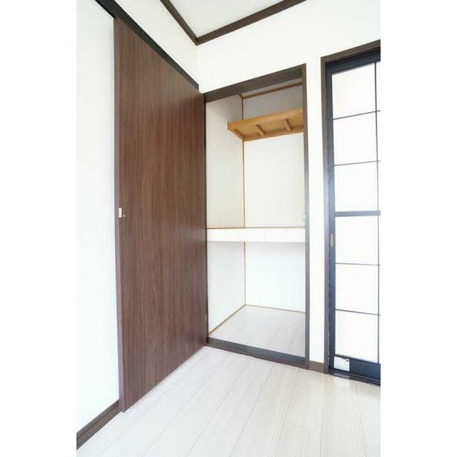 【洋室(1)収納】バルコニー側の洋室の収納は奥行きのある押入タイプでたっぷり収納が可能です。