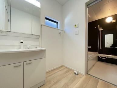 朝の準備・毎日の洗濯・帰宅後のお風呂と大活躍の洗面スペース