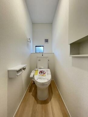 トイレットペーパーや掃除用品もスッキリ片付く収納スペース付きのトイレ！