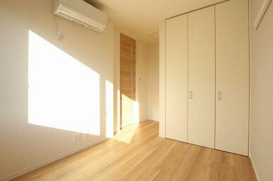 ５．０帖の洋室です。エアコンが付いております。