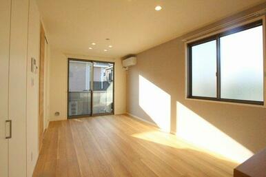 １３．４帖のＬＤＫになります。ＬＥＤダウンライト仕様、エアコン付になります。