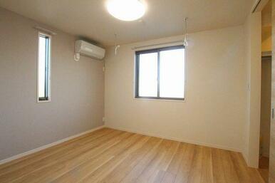 ６．５帖の洋室です。エアコン・ＬＥＤ照明が設置されています。