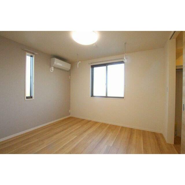 ６．５帖の洋室です。エアコン・ＬＥＤ照明が設置されています。