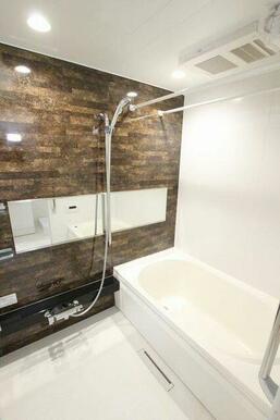 浴室は浴室暖房乾燥機つきです。外出時の洗濯物がこちらで干せます。