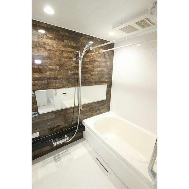 浴室は浴室暖房乾燥機つきです。外出時の洗濯物がこちらで干せます。