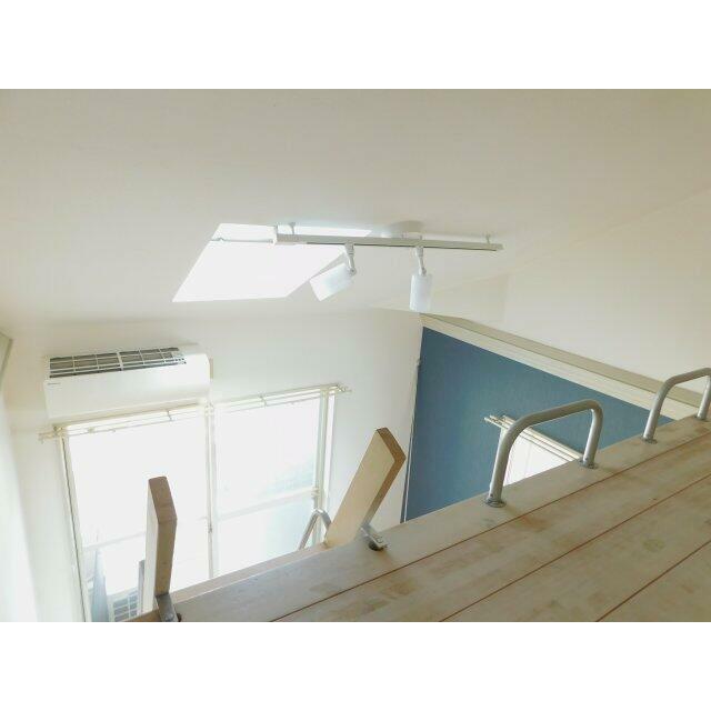 ロフトから見た天井と室内