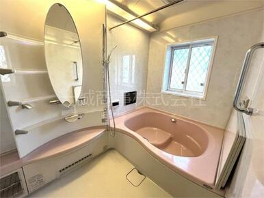 １．５坪の浴室。ピンク色浴槽は疲れた身体を癒してくれます。