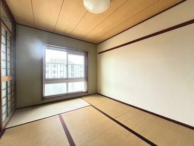 落ち着いて過ごせるお部屋なので、寝室にいかがでしょうか