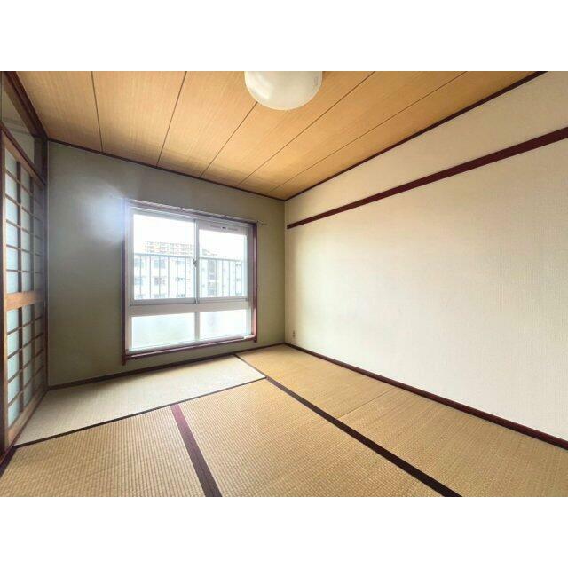 落ち着いて過ごせるお部屋なので、寝室にいかがでしょうか