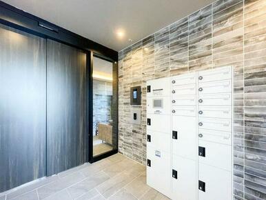 エントランスには宅配ボックスがございます