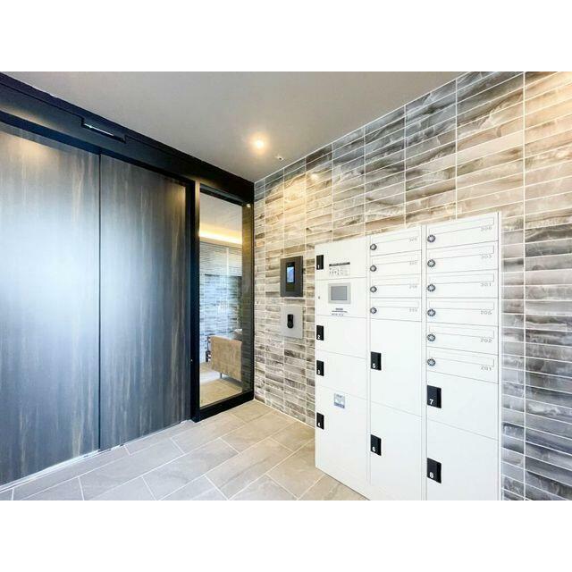 エントランスには宅配ボックスがございます