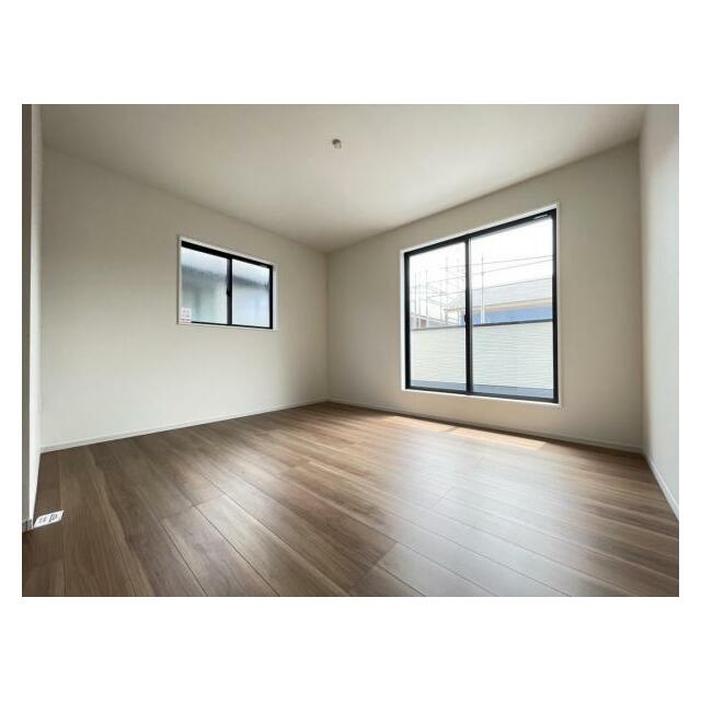 お部屋からバルコニーに出られるので洗濯物や布団などをすぐ干せ取込みも楽にできます！