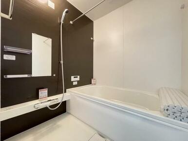 ゆったりと浸かれる1坪風呂を採用！1日の疲れを癒してくれる浴室は窓のある開放的な空間＾＾