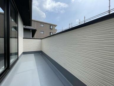 バルコニーは洗濯物や布団が干せる十分な広さです＾＾