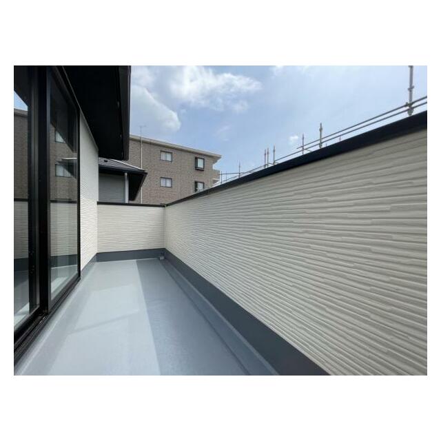 バルコニーは洗濯物や布団が干せる十分な広さです＾＾