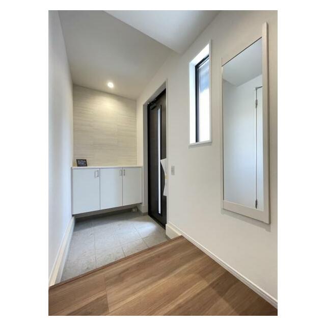 玄関を広く利用できるようシューズクローゼットを完備。ご家族みんなの靴をスッキリ収納できます！