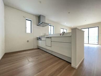 リビングの様子を見ながら家事ができるので小さなお子さまがいるご家庭も安心です＾＾