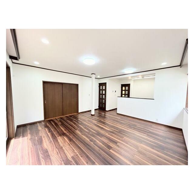 明るい日差しが差し込むLDK