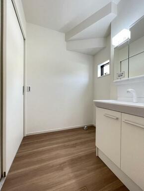 朝の準備・毎日の洗濯・帰宅後のお風呂と大活躍の洗面スペース