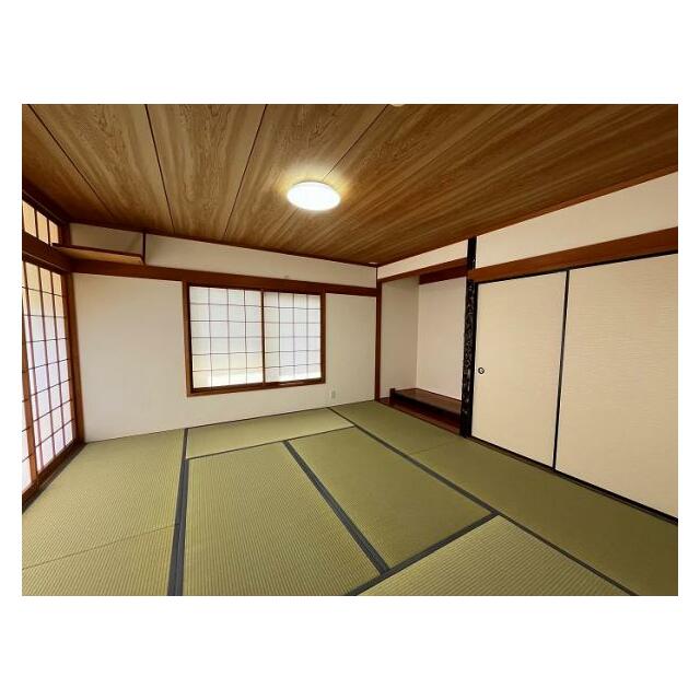 「1階和室」クロス張替と畳の表替えをしております。