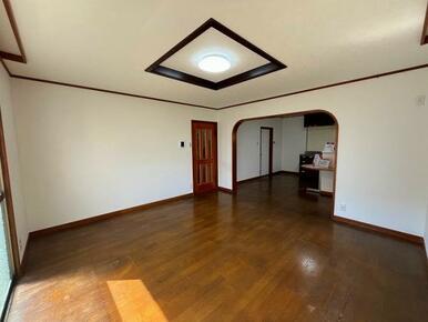 「LDK」アーチ壁があり、柔らかな雰囲気のLDKです