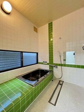 「浴室」レトロなタイルの浴室です。