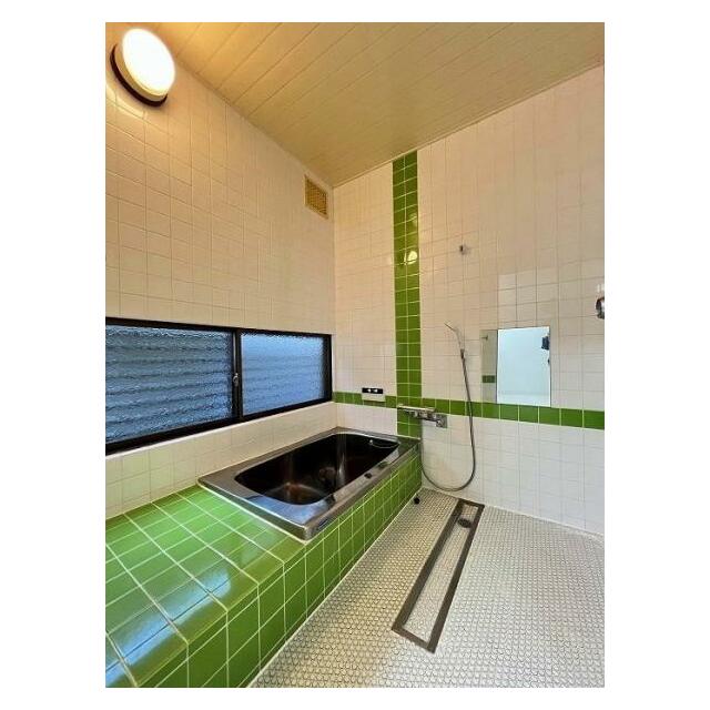 「浴室」レトロなタイルの浴室です。