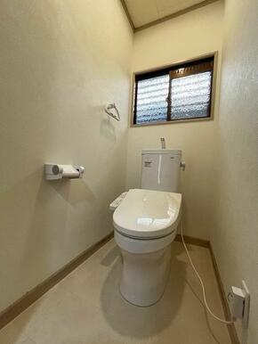 「1階トイレ」温水洗浄機能付きの新品に交換しております。