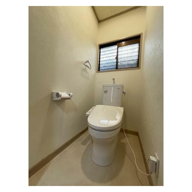 「1階トイレ」温水洗浄機能付きの新品に交換しております。