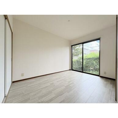 南洋室は壁１面が収納になっています！