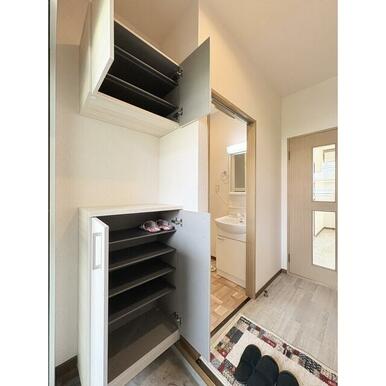 玄関には上下段のシューズボックス！