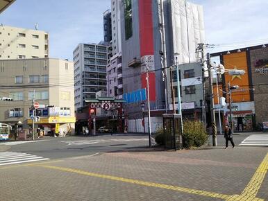 駅前から見た「表参道商店街」駅前入り口。多くの参拝者や地元の方々で賑わいます。