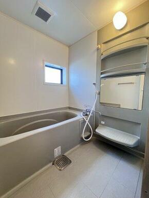 鏡や棚、広々としたバスタブが付いた綺麗なお風呂