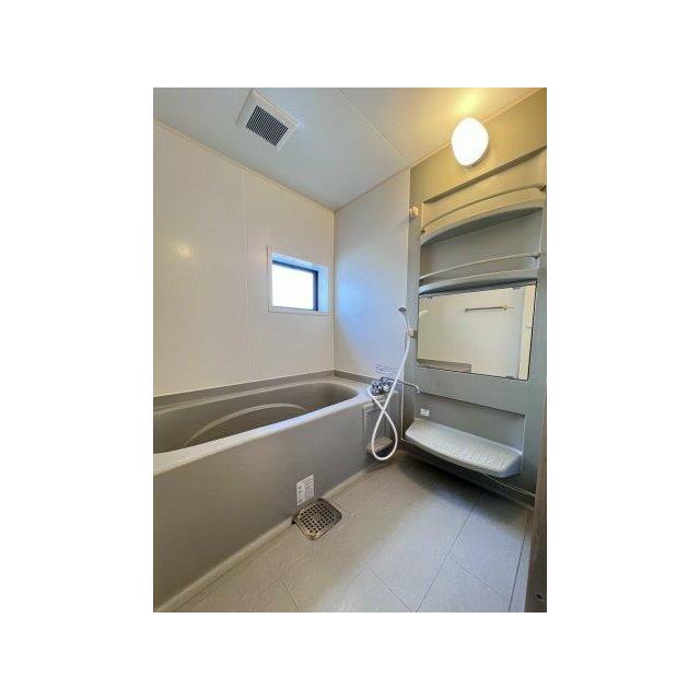 鏡や棚、広々としたバスタブが付いた綺麗なお風呂