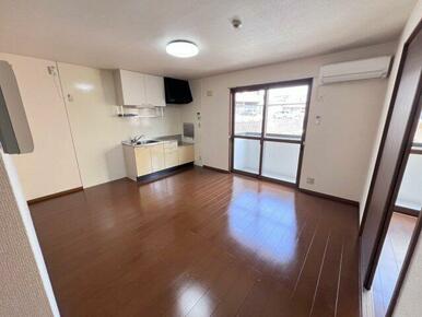 ゆとりのあるリビングダイニングスペース