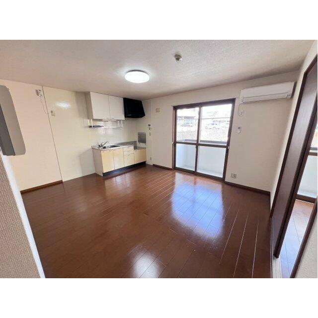 ゆとりのあるリビングダイニングスペース