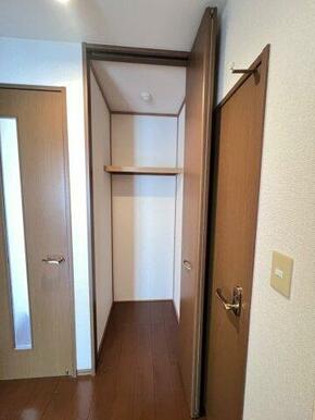 廊下には使い勝手の良い収納付き