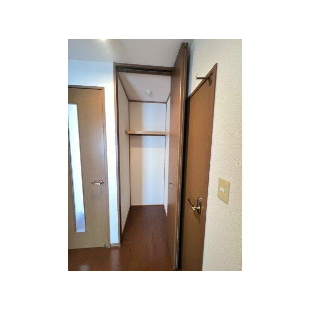 廊下には使い勝手の良い収納付き