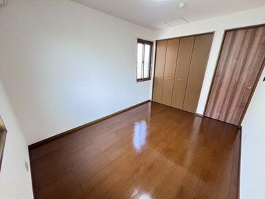 窓が2ヵ所付いた日当たりの良い明るい洋室です