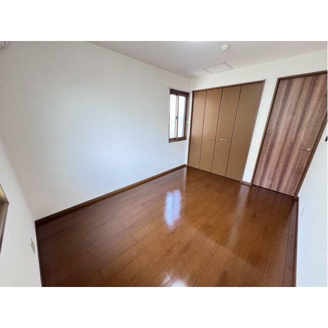 窓が2ヵ所付いた日当たりの良い明るい洋室です