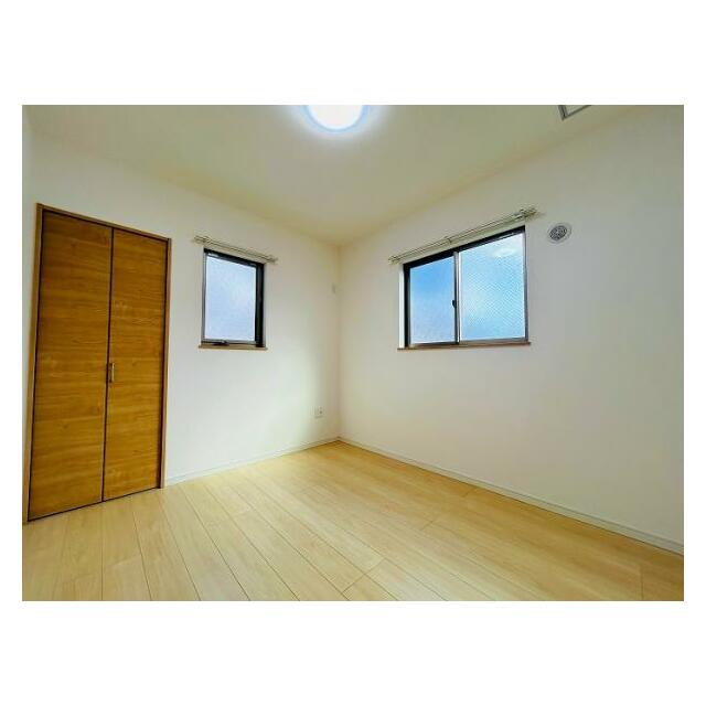 「2F北側洋室」約5.2帖のお部屋です。