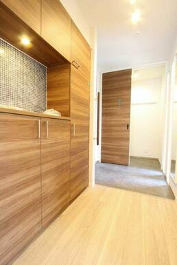 玄関には上下セパレートタイプのシューズボックス、全身ミラー、手摺りが標準設置です。