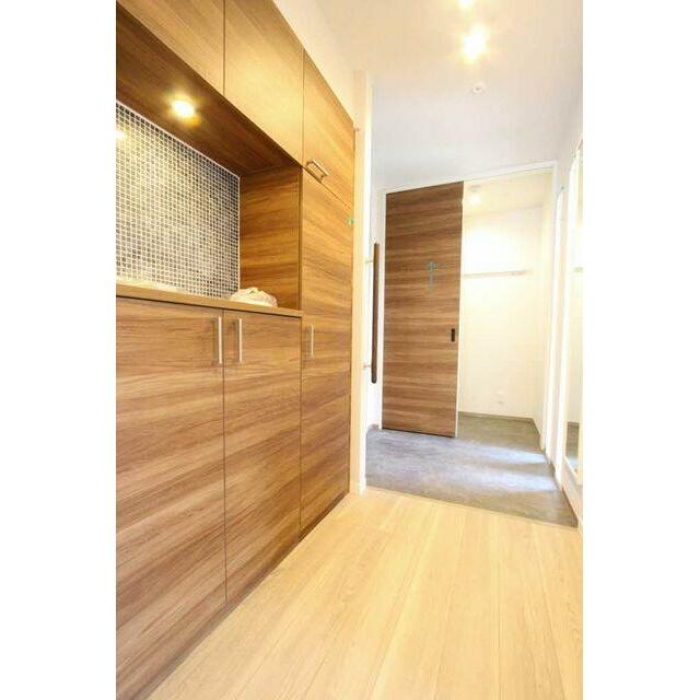 玄関には上下セパレートタイプのシューズボックス、全身ミラー、手摺りが標準設置です。