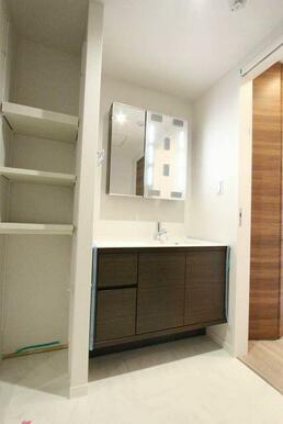 洗面台横には収納棚が用意されております。