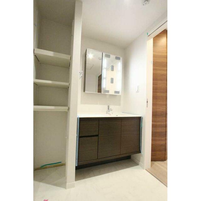 洗面台横には収納棚が用意されております。