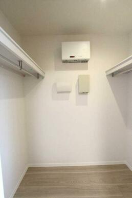 立体的に収納可能なウォークインクローゼットタイプの収納をご用意。