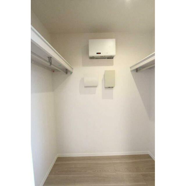 立体的に収納可能なウォークインクローゼットタイプの収納をご用意。