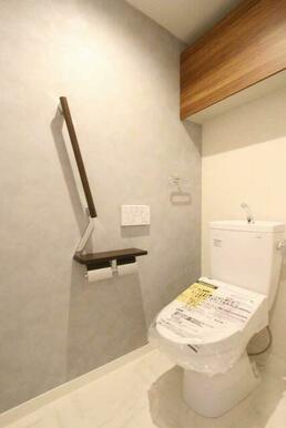 暖房洗浄機能付きのトイレは手摺りや上部収納棚が標準設置です。