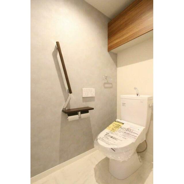 暖房洗浄機能付きのトイレは手摺りや上部収納棚が標準設置です。